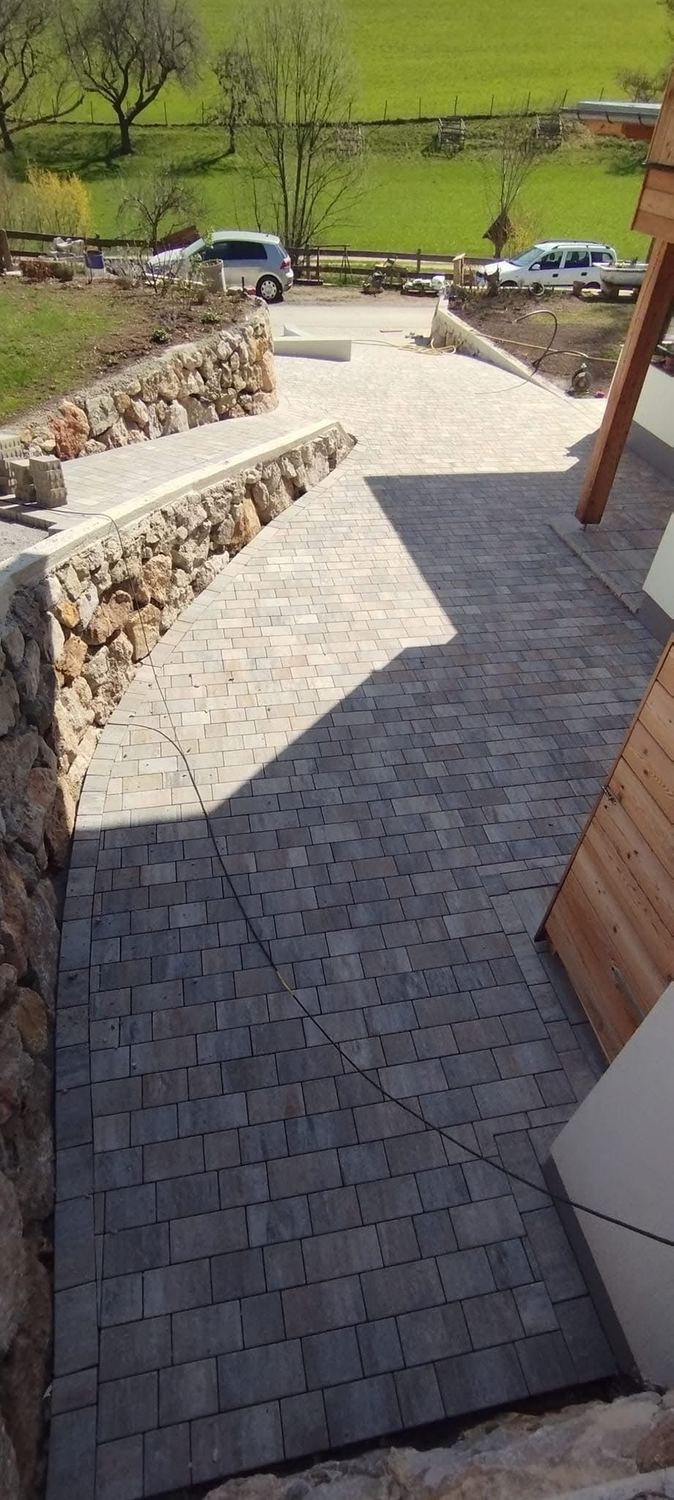 Pflastereinfahrt und Natursteinmauer von New Jersey Bau OG