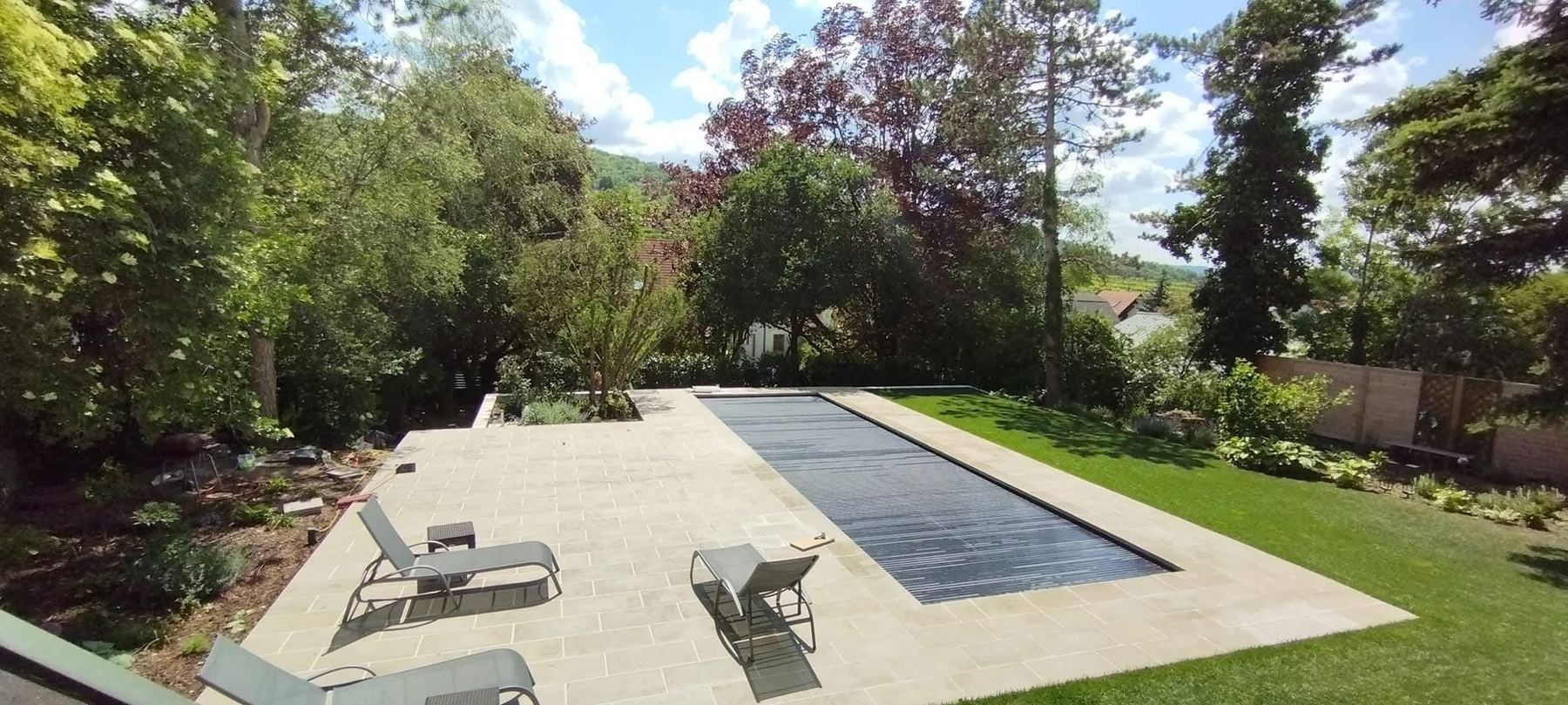 Fertige Terrasse und Poolumrandung von New Jersey Bau OG